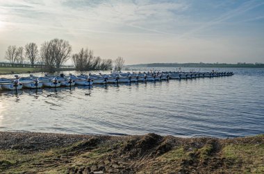 NORMANTON, UNITED KINGDOM - 20 Mart 2015: Rutland Water 'da küçük ahşap kayıklar, Rutland, İngiltere' de bir rezervuar
