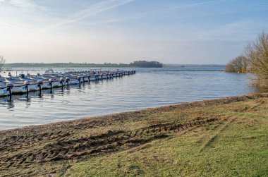 NORMANTON, UNITED KINGDOM - 20 Mart 2015: Rutland Water 'da küçük ahşap kayıklar, Rutland, İngiltere' de bir rezervuar