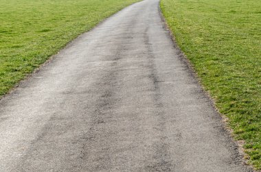 Doğal arka plan, baharda bir parkta patika.