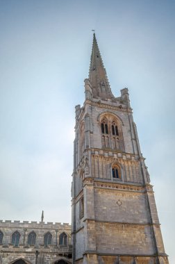 Gotik Azizler Kilisesi 'nin manzarası, Stamford' daki kilise, Hughnshire, İngiltere,
