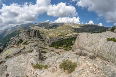 La Pedriza 'daki manzara, Guadarrama Dağları' ndaki büyük bir granit batholith Madrid Topluluğu, İspanya. Bu kayalık çıkıntı sayısız kayalık ve kayalık yamaçlardan oluşur. Fisheye görünümü