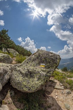 La Pedriza 'daki manzara, Guadarrama Dağları' ndaki büyük bir granit batholith Madrid Topluluğu, İspanya. Bu kayalık çıkıntı sayısız kayalık ve kayalık yamaçlardan oluşur. Fisheye görünümü