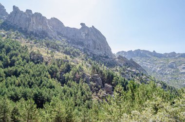 La Pedriza 'daki manzara, Guadarrama Dağları' ndaki büyük bir granit batholith Madrid Topluluğu, İspanya. Bu kayalık çıkıntılar sayısız kayalık ve kayalık yamaçlardan oluşur.