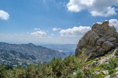 La Pedriza 'daki manzara, Guadarrama Dağları' ndaki büyük bir granit batholith Madrid Topluluğu, İspanya. Bu kayalık çıkıntılar sayısız kayalık ve kayalık yamaçlardan oluşur.