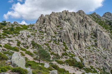 La Pedriza 'daki manzara, Guadarrama Dağları' ndaki büyük bir granit batholith Madrid Topluluğu, İspanya. Bu kayalık çıkıntılar sayısız kayalık ve kayalık yamaçlardan oluşur.