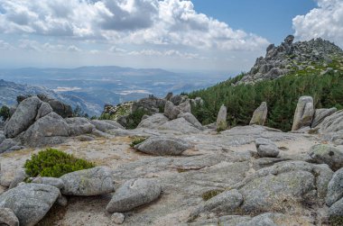 La Pedriza 'daki manzara, Guadarrama Dağları' ndaki büyük bir granit batholith Madrid Topluluğu, İspanya. Bu kayalık çıkıntılar sayısız kayalık ve kayalık yamaçlardan oluşur.