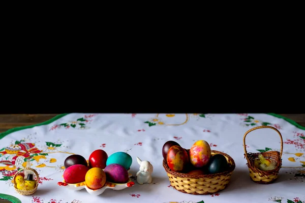 Χρωματιστά Πασχαλινά Αυγά Ξύλινο Καλάθι Λευκό Τραπεζομάντηλο Μαύρο Φόντο — Φωτογραφία Αρχείου