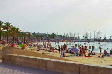 Palma de Mallorca, İspanya; 30 Ağustos 2022; Yazın Mallorca, Arenal sahilinde turistler.