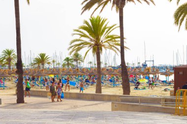 Palma de Mallorca, İspanya; 30 Ağustos 2022; Yazın Mallorca, Arenal sahilinde turistler.