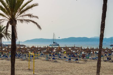 Palma de Mallorca, İspanya; 30 Ağustos 2022; Yazın Mallorca, Arenal sahilinde turistler.