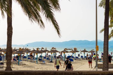 Palma de Mallorca, İspanya; 30 Ağustos 2022; Yazın Mallorca, Arenal sahilinde turistler.