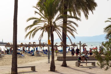 Palma de Mallorca, İspanya; 30 Ağustos 2022; Yazın Mallorca, Arenal sahilinde turistler.