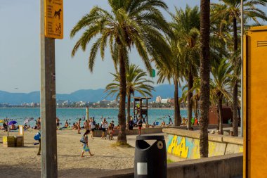 Palma de Mallorca, İspanya; 30 Ağustos 2022; Yazın Mallorca, Arenal sahilinde turistler.