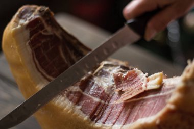 Serrano jambonu dilimi.