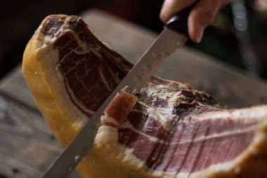 Serrano jambonu dilimi.