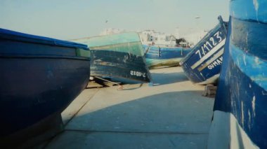 Eski, ahşap, balıkçı teknesi ve Essaouira 'da uçan martılarla birlikte limanın Scala' sı. Fas 'ta turistik bir yer. Yüksek kaliteli FullHD görüntüler