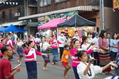 Khemarat, Ubonratchathani, Tayland - 10 Haziran 2023: Yürüyen sokak turları ve dans aktiviteleri 100 yaşın üzerindeki evler