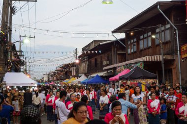 Khemarat, Ubonratchathani, Tayland - 10 Haziran 2023: Yürüyen sokak turları ve dans aktiviteleri 100 yaşın üzerindeki evler