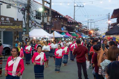 Khemarat, Ubonratchathani, Tayland - 10 Haziran 2023: Yürüyen sokak turları ve dans aktiviteleri 100 yaşın üzerindeki evler