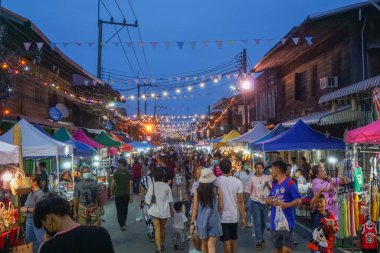 Khemarat, Ubonratchathani, Tayland - 10 Haziran 2023: Yürüyen sokak turları ve dans aktiviteleri 100 yaşın üzerindeki evler