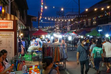 Khemarat, Ubonratchathani, Tayland - 10 Haziran 2023: Yürüyen sokak turları ve dans aktiviteleri 100 yaşın üzerindeki evler