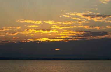 Güneş doğarken Sirindhorn Barajı manzarası, Ubonratchathani, 26 Şubat 2024