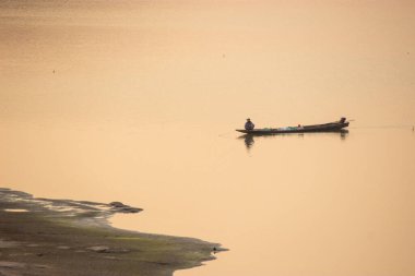 Güneş doğarken Mekong Nehri manzarası Ubonratchathani Tayland