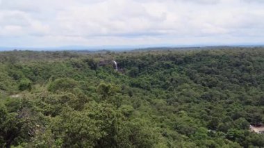 Pha Luang Şelalesi Ulusal Parkı 'ndaki dağ manzarası Ubon Ratchathani Eyaleti, Tayland' da bulunan güzel ve yüksek bir şelale..