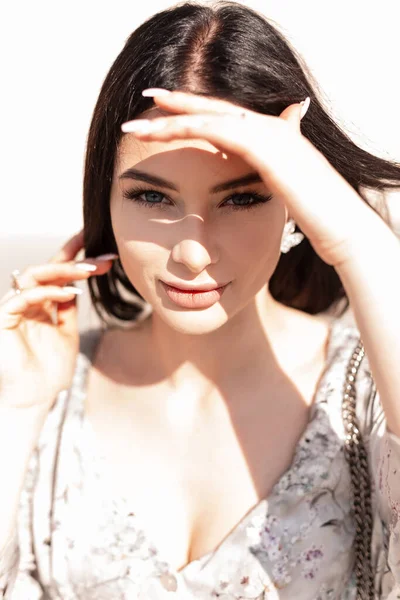 Stilvoll Schöne Eurpoische Mädchen Einem Modekleid Bedeckt Ihre Augen Vor — Stockfoto