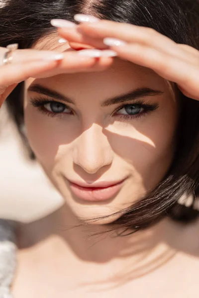 Piękna Biała Modelka Niebieskimi Oczami Zakrywa Twarz Świetle Słonecznym Spogląda — Zdjęcie stockowe