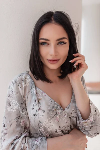 Elegante Chica Modelo Hermosa Con Piel Naturaleza Clara Ojos Azules —  Fotos de Stock
