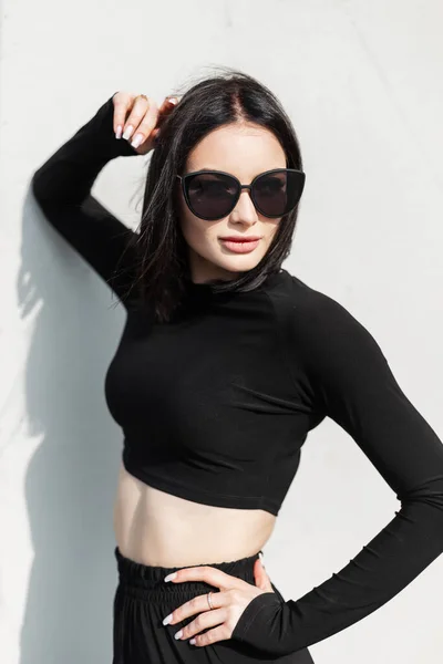 Hermoso Modelo Mujer Moda Con Gafas Elegantes Ropa Negra Moda —  Fotos de Stock