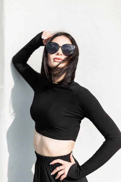 Coole Stylische Junge Hübsche Mädchen Mit Trendiger Schwarzer Vintage Sonnenbrille — Stockfoto