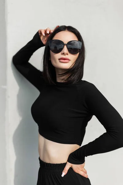 Модна Міська Стильна Жінка Прохолодними Сонцезахисними Окулярами Чорному Спортивному Одязі — стокове фото
