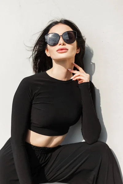 Ładna Kobieta Okularach Przeciwsłonecznych Czarne Sportowe Ubrania Mody Ulicy — Zdjęcie stockowe