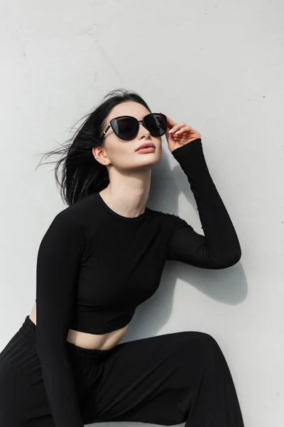 Cool Mode Urban Trendy Mooie Vrouw Modieuze Zwarte Sport Outfit — Stockfoto