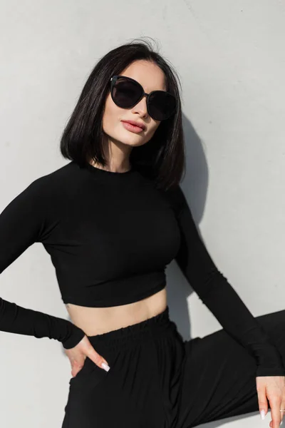 Мода Красива Міська Жінка Чорними Модними Сонцезахисними Окулярами Чорному Стильному — стокове фото