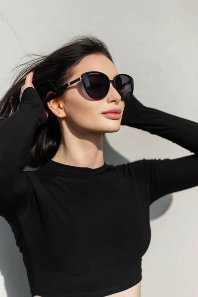 Sokakta Moda Siyah Elbiseli Güneş Gözlüklü Güzel Bir Kadının Şehir — Stok fotoğraf
