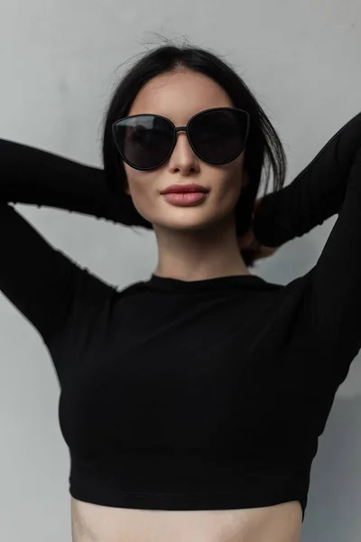 Модна Молода Красива Жінка Стильними Сонцезахисними Окулярами Чорній Моді Одягу — стокове фото