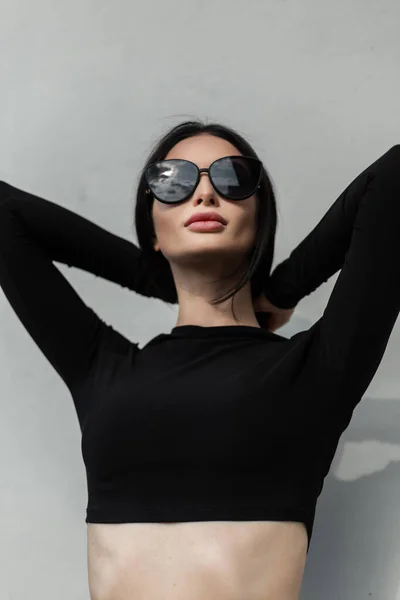 Прохолодна Мода Красива Молода Жінка Модними Сонцезахисними Окулярами Модному Чорному — стокове фото