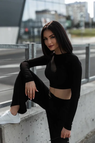 Cool Stijlvolle Jonge Mooie Vrouw Model Modieuze Zwarte Sportkleding Met — Stockfoto