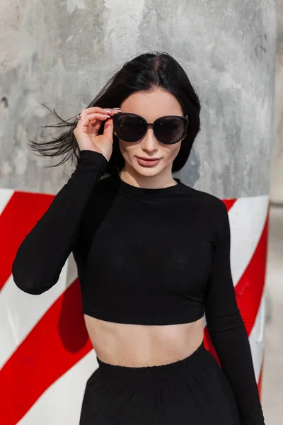 Cool Modne Piękne Dziewczyny Modzie Czarne Ubrania Sportowe Nosi Okulary — Zdjęcie stockowe