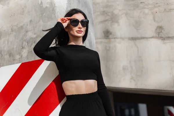 Élégante Belle Fille Modèle Sportswear Noir Mode Met Des Lunettes — Photo