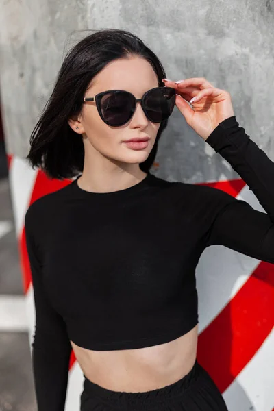 Miejski Portret Pięknej Kobiety Czarnej Modzie Sportowej Odzież Nosi Modne — Zdjęcie stockowe