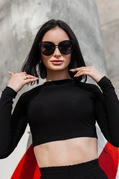 Moda Ładna Kobieta Stylowymi Okularami Przeciwsłonecznymi Czarnym Stroju Sportowym Długim — Zdjęcie stockowe