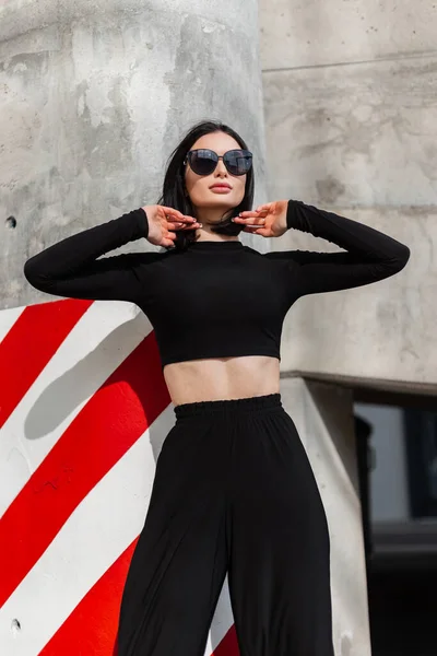 Moda Modasına Uygun Şık Güneş Gözlüklü Uzun Kollu Siyah Spor — Stok fotoğraf