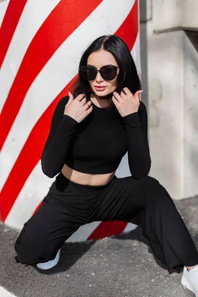 Havalı Güneş Gözlüklü Şık Modaya Uygun Siyah Spor Elbiseli Güzel — Stok fotoğraf