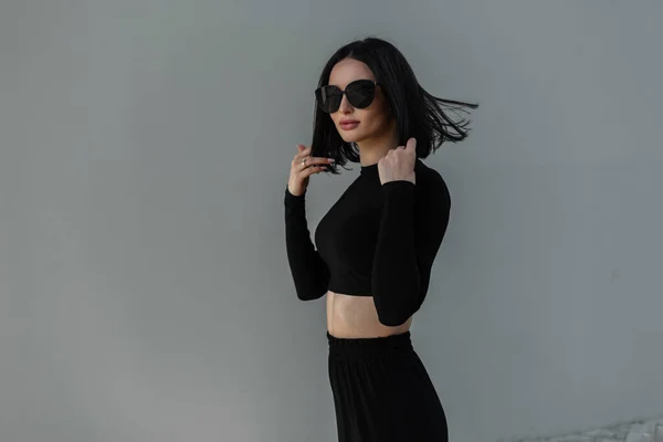 Kısa Saçlı Şık Siyah Gözlüklü Modaya Uygun Siyah Elbiseli Güzel — Stok fotoğraf