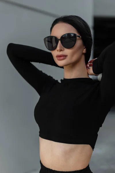 Красива Міська Дівчина Модному Чорному Одязі Стильними Чорними Сучасними Сонцезахисними — стокове фото