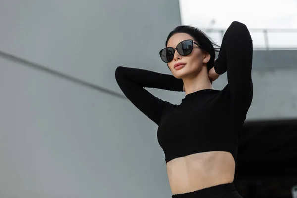 Städtisches Frauenporträt Eines Schönen Mädchens Mit Stylischer Sonnenbrille Modischer Schwarzer — Stockfoto